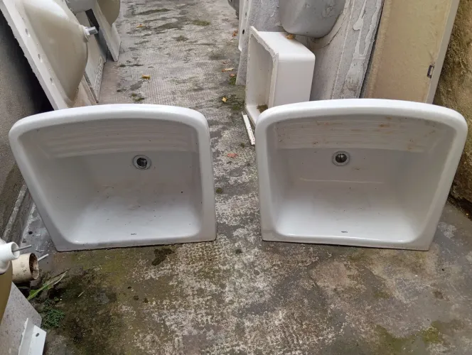 Dois tanques da marca Icasa novos com coluna  tamanho médio.
