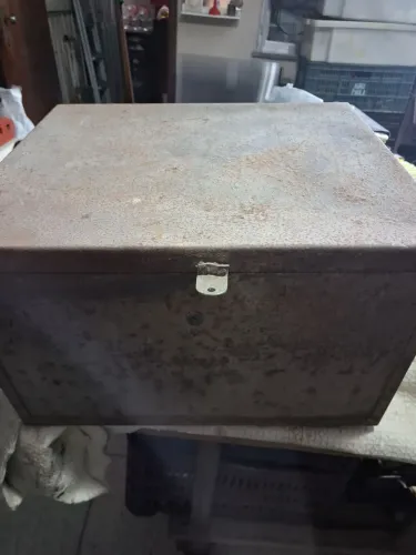 malete de ferro 42x42 profundidade 24 ... antiga