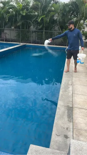 Limpeza de piscina ( Piscineiro )