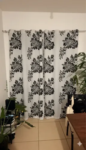 Saia feita de uma cortina