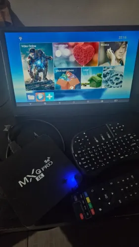 Vendo aparelho para tv, com 2 controles. Entrego em Rio das Ostras.