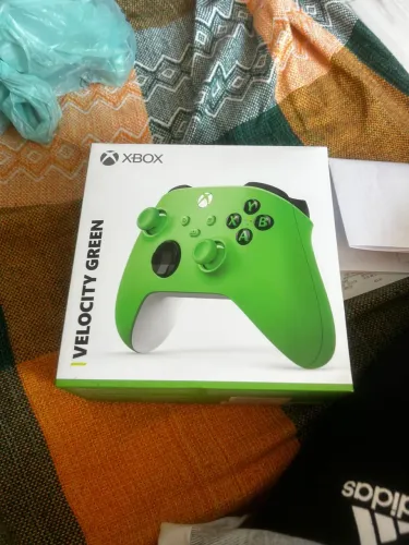 Xbox One com 490 jogos desbloqueados e com 2 controles