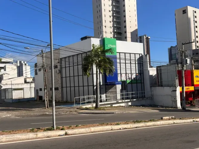 Centro comercial para aluguel possui 398 metros quadrados com 15 quartos em Petrópolis - N