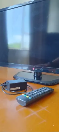 TV LG 28LN- P. Acompanha cabo adaptador e controle. Possui entradas para cabos HDMI e USB.