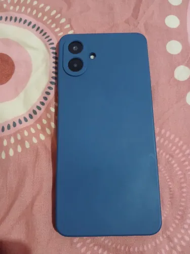 Novinho já vem com película 3D,com capinha,comprado o mês passado.
