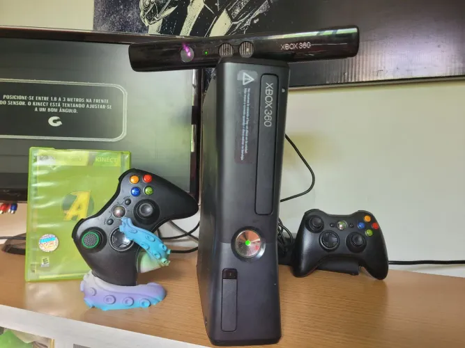 Xbox 360 slim completo com Kinect 2 controles