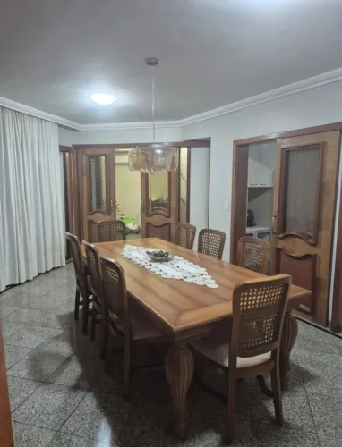 Vendo linda mesa em madeira.