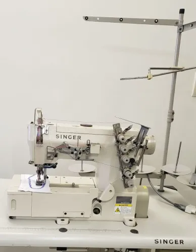 Máquina industrial singer colaret.