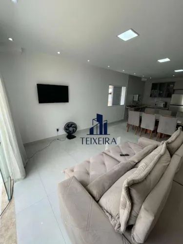 Casa para locação anual na praia da Enseada, 2 dormitórios, com sacada e garagem