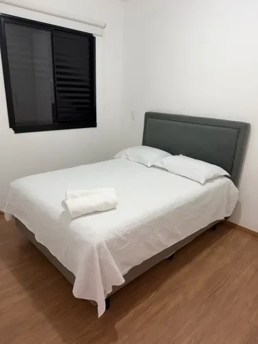 Cama de casal barata com cabeceira