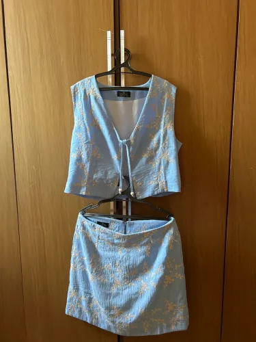 Conjunto de saia e colete