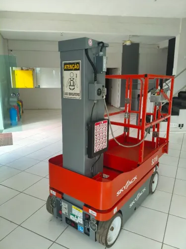 Plataforma elevatória skyjack