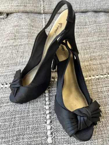 Sandália elegante em cetim preto