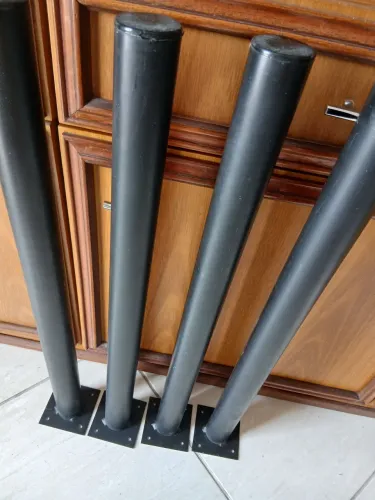 4 pés de mesa de ferro pretos.