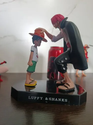 Action Figure One Peace | Cena épica Shanks entregando chapéu ao Luffy criança