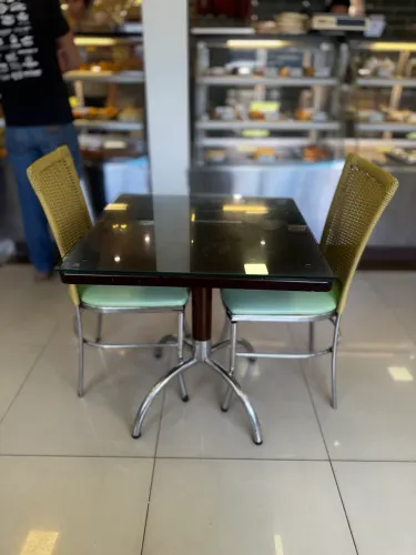 Conjunto Mesa madeira + Vidro (proteção) + 2 Cadeiras