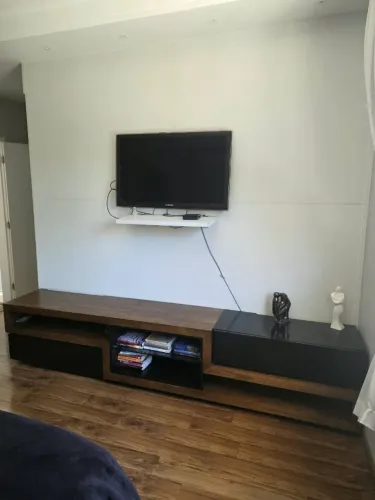 Rack madeira espaçoso em ótimo estado