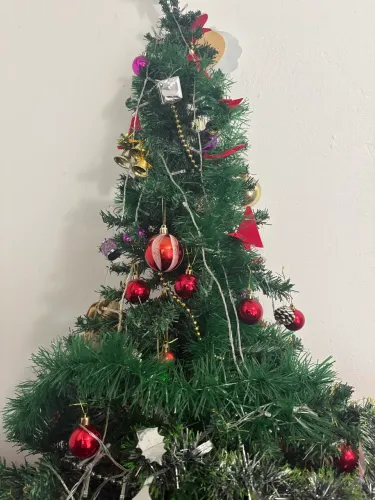 Árvore de Natal com enfeites