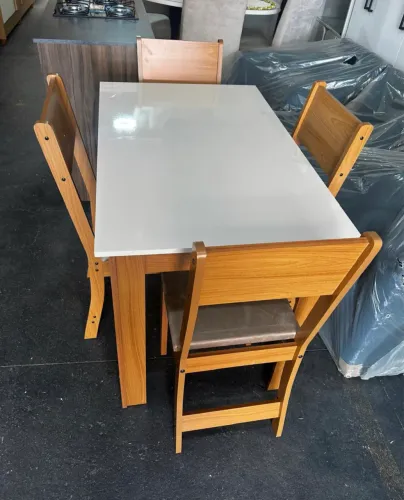 Mesa com 4 cadeiras / NOVO / ENTREGAMOS