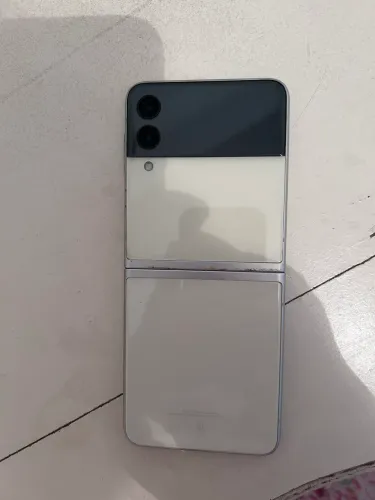 Celular Galaxy Flip3 128GB bege com tela danificada 