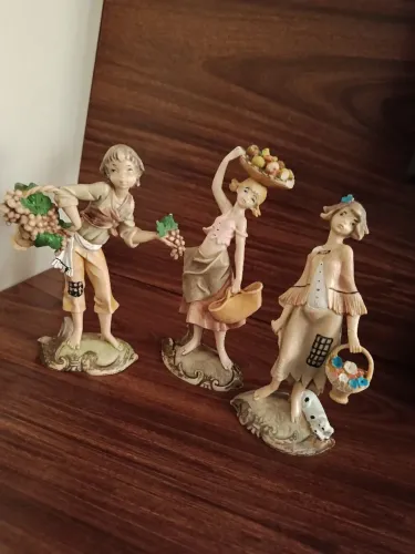 Trio de Estatuetas em Resina Italiana 