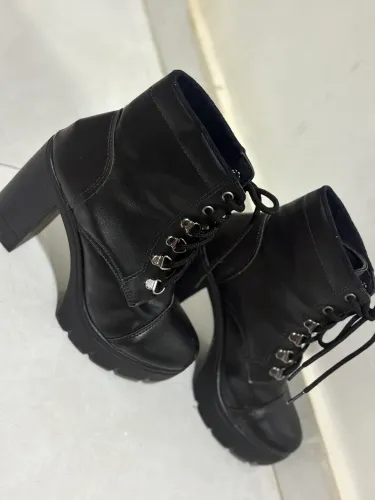 Bota / Coturno Feminino Preto de Salto Alto e Plataforma