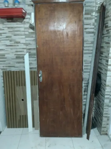 Vende se 01 porta completa com fechadura dobradiças e aduela tamanho 210/70