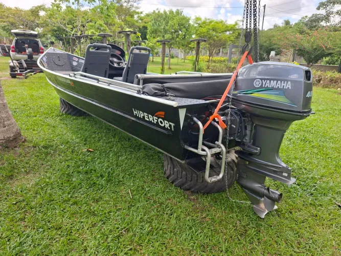 Barco Lancha de Alumínio pronto para pescar.