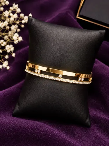 Bracelete em aço, banhado a ouro com ponto de luz .