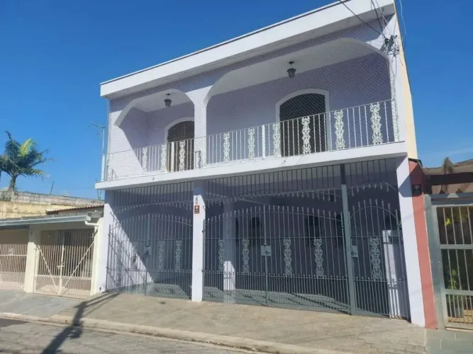 Casa à venda no Jardim D'Abril, Osasco: 4 dormitórios, churrasqueira e varanda!