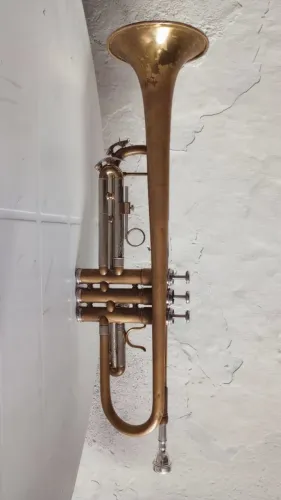 Vende-se trompete usado, semi-novo. 