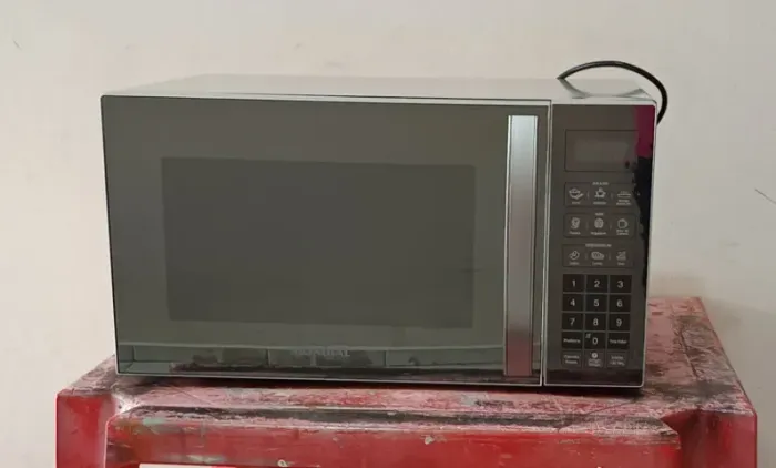 Forno Microondas NOVO, Mondial 34 litros-220 V-Cinza,espelhado, sem uso,pequena avaria