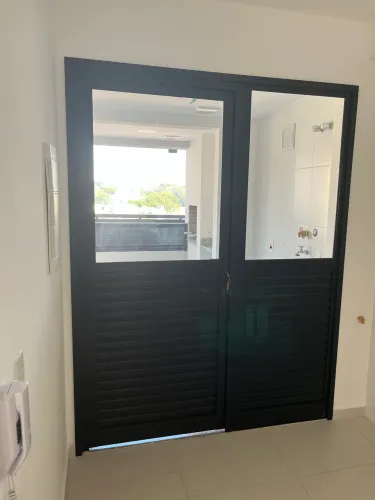 Porta de alumínio preto com vidro e veneziana
