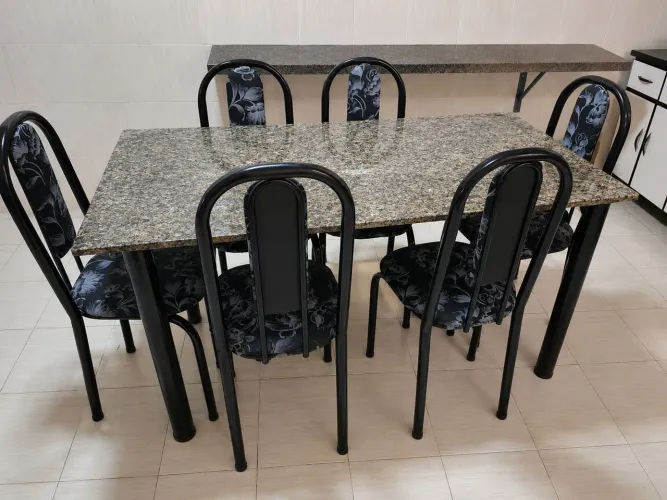 MESA DE JANTAR COM 6 CADEIRAS R$ 800
