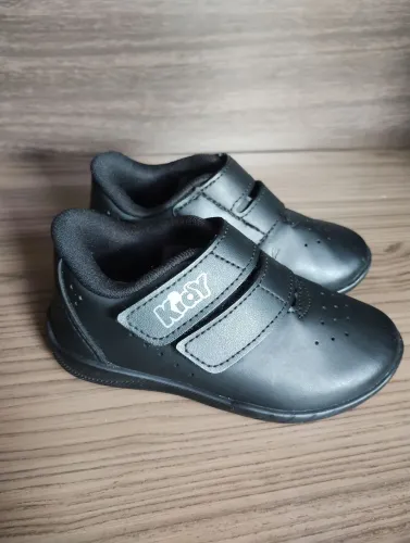 Sapatos infantis em bom estado de conservação