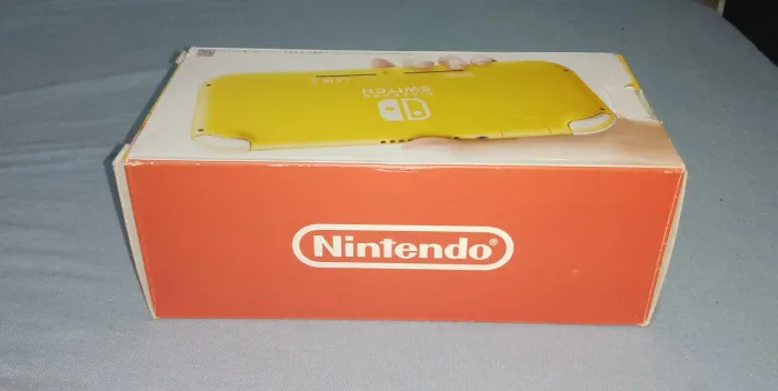 Nintendo Switch Lite Amarelo - Caixa vazia, berço, manual + embalagem original