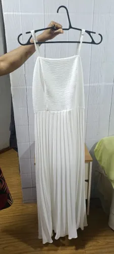 Vestido longo branco plissado com alças finas, novo sem uso.