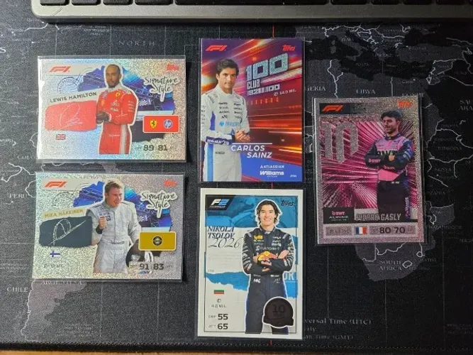 Hamilton Ferrari e Häkkinen | 5 Cards F1 Turbo Attax 2026