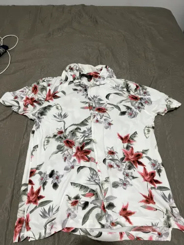 Camisa de botão florida branca nova