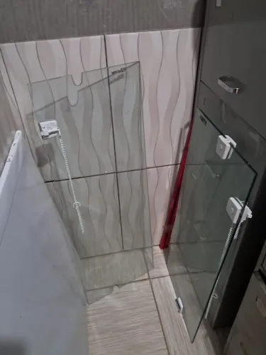 Balanço de vidro para banheiro