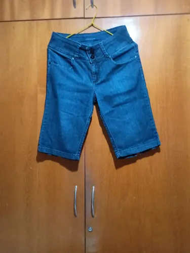 Vendo short jeans altura do joelho,semi novo, da marca DAMYLLER número 42 