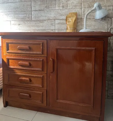 Cômoda de Madeira Maciça com 4 Gavetas e Porta