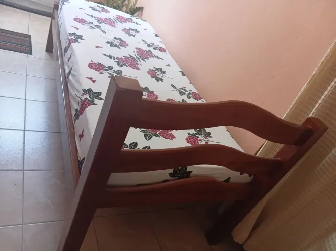 Vendo uma cama de solteiro, madeira de angélica,com colchão ortobom.