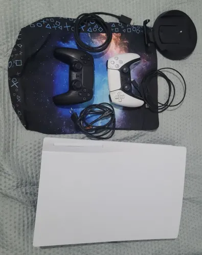 PS5 - MÍDIA FÍSICA + CAPA + 2 CONTROLES + SUPORTE