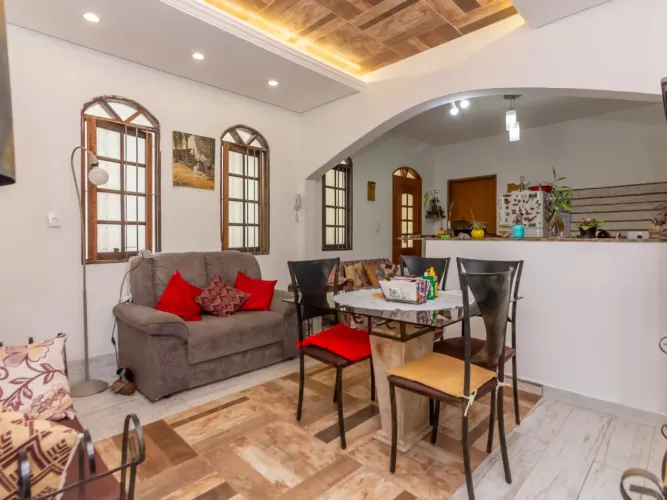 Sobrado para venda em Vila Zat com 5 quartos, sendo 2 suítes, 200m²