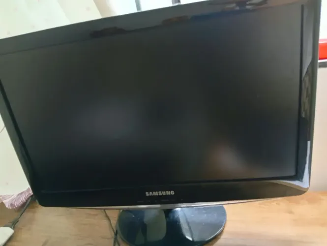 Vende-se pc,com monitor e mesinha com rodinhas