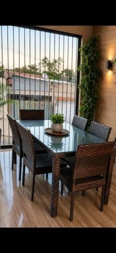 Mesa com seis cadeiras 