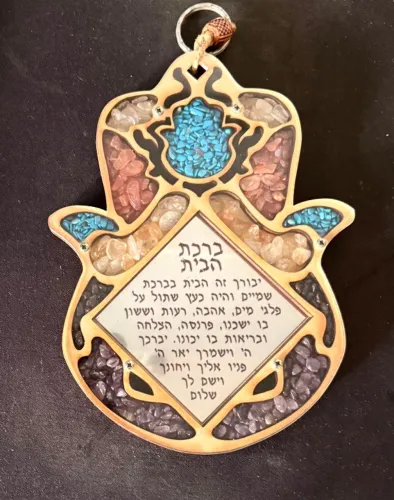 Hamsa judaico, adornado com pedras - e com a benção da casa