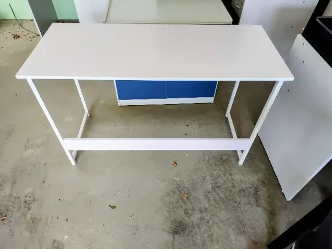 mesa de escritório de trabalho com estrutura metálica e twmpo em mdf