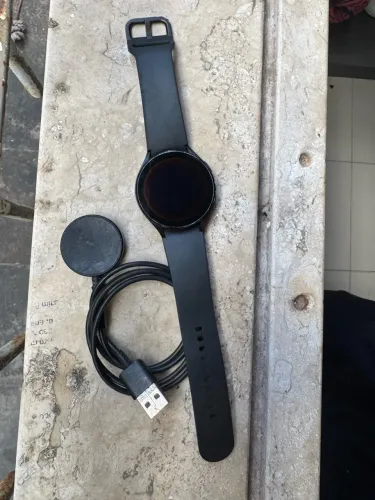 relógio Samsung Galaxy Watch, com pulseira, carregador e base de carregamento.